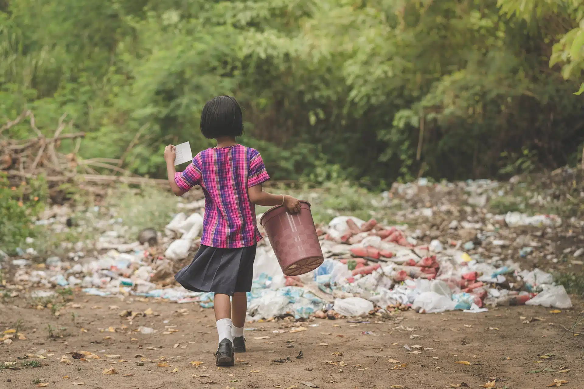 Students help to remove rubbish from the classroom to pile waste in school.